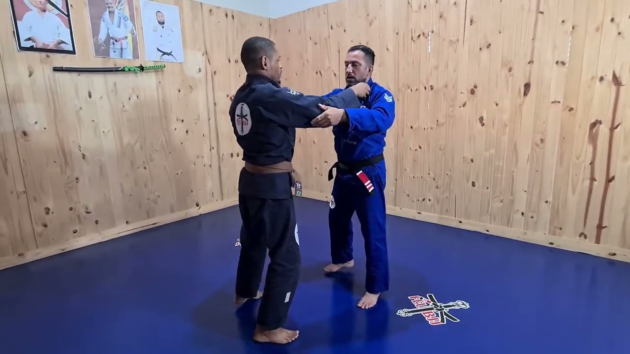 UMA EXCELENTE QUEDA COM JOELHO NA BARRIGA E CHAVE DE BRAÇO FEU BJJ