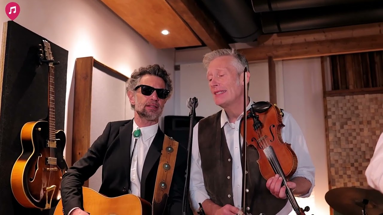 Wedding & Party band in Barcelona performing Wagon Wheel - Midnight Rock