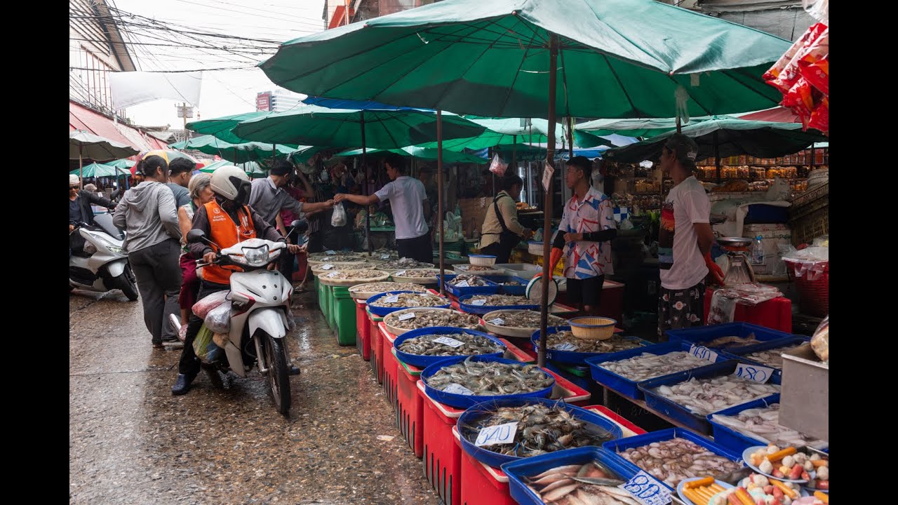 [4K] Walk inside Bangkok biggest wet market on Khlong Toei Market