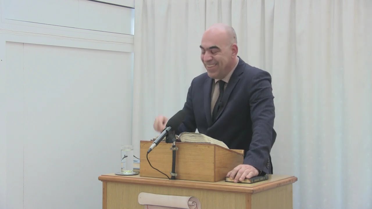 Διυλίζοντας τον κώνωπα και καταπίνοντας την κάμηλο