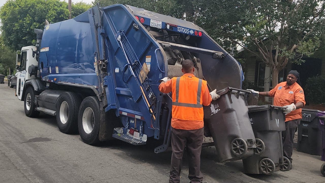 City of Long Beach CCC New Way Rear Loader Garbage Truck Tackling Overfilled Trash!