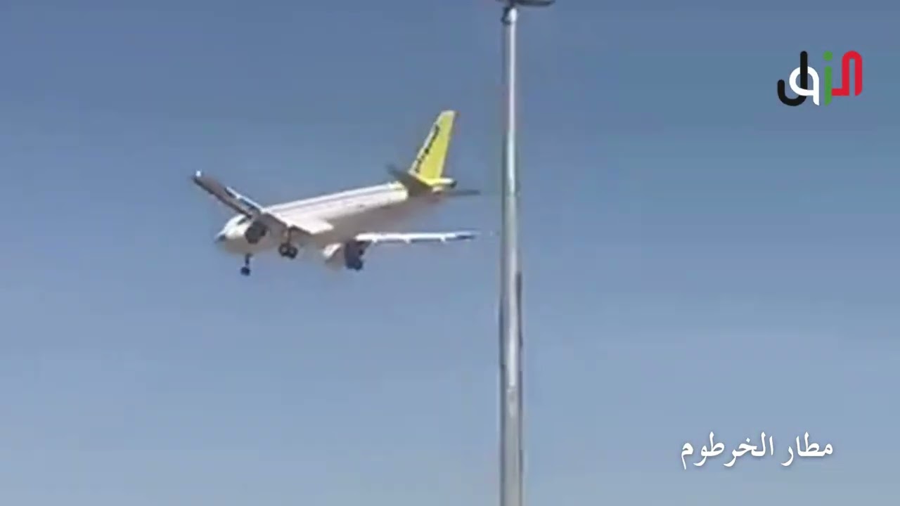 بكلام مؤثر بعد الاقلاع ولأول مرة منذ بدء الحرب طائرة سودانير تهبط في مطار الخرطوم في أول رحلة