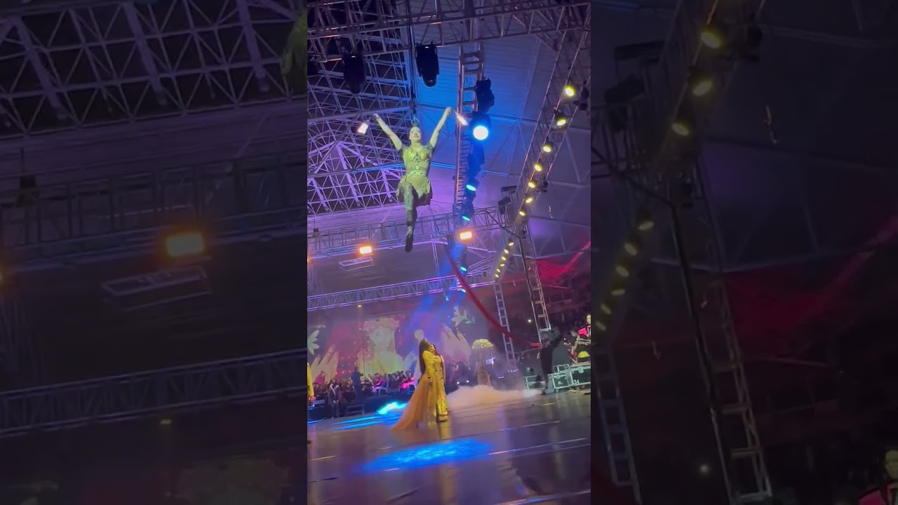 Suspensión capilar con malabares y luces LED Laura Cirkus 