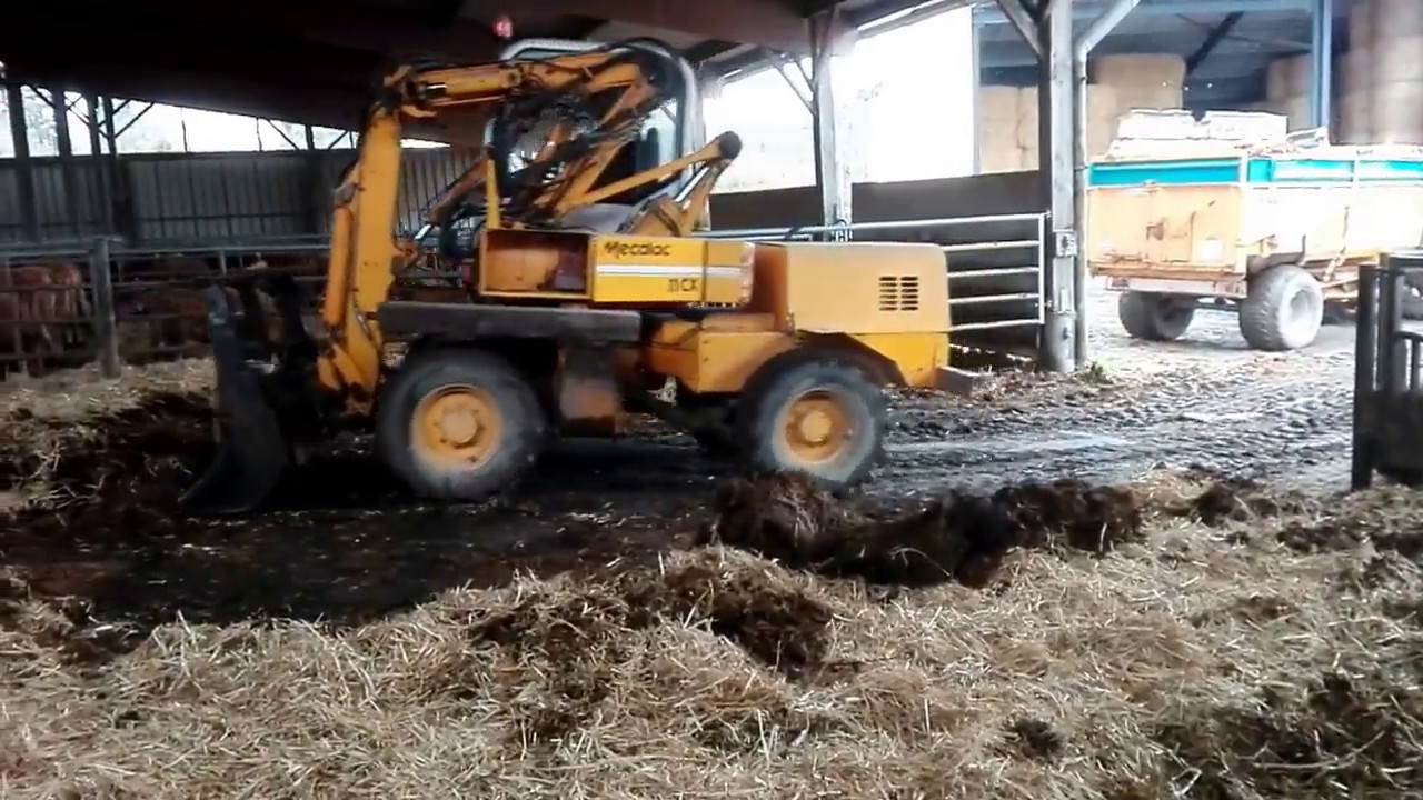 Curage des fumiers au Mecalac 11 CX