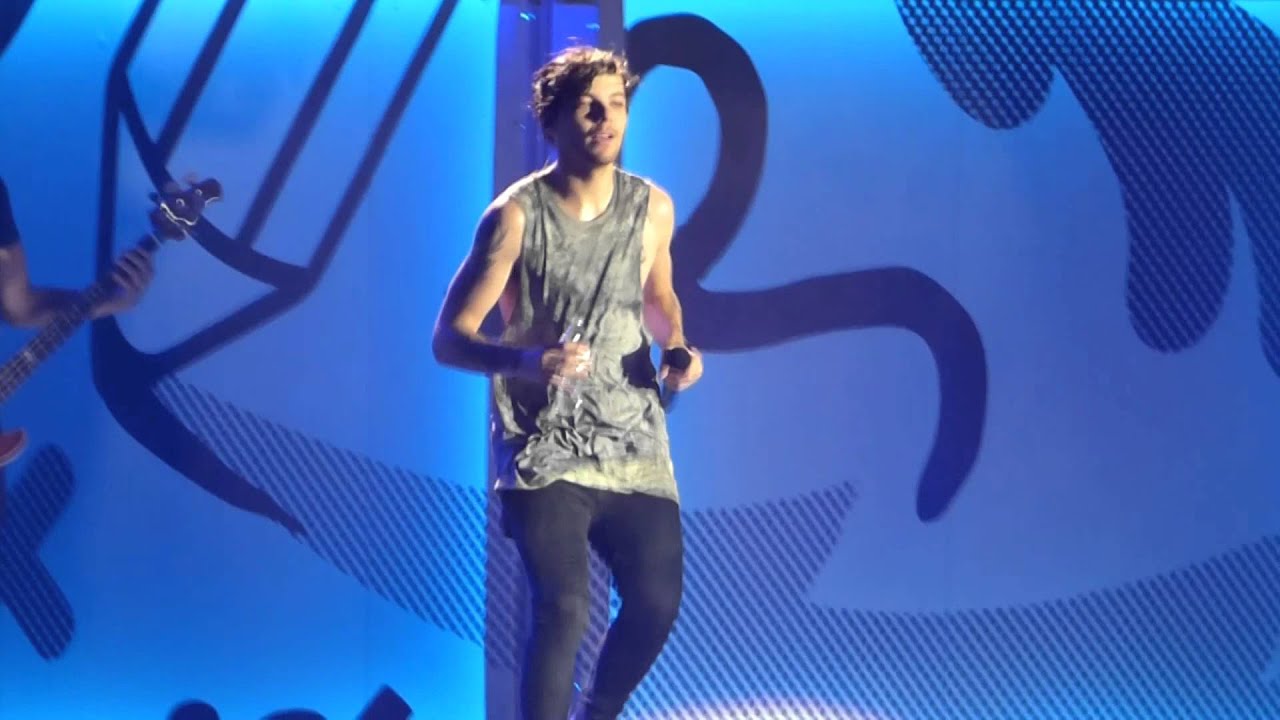 Louis giving Liam the finger for soaking him and getting him back - Milwaukee, WI 8/25/15