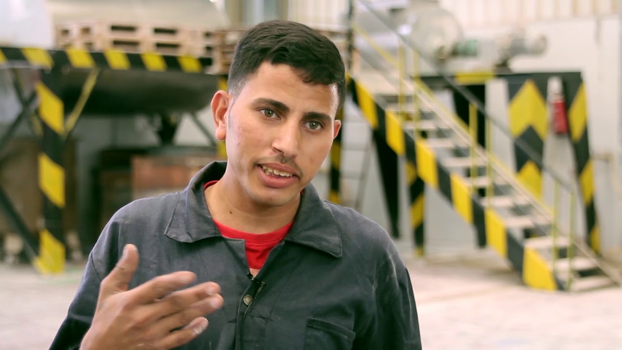 Production worker in paints factory – عامل انتاج بمصنع بويات