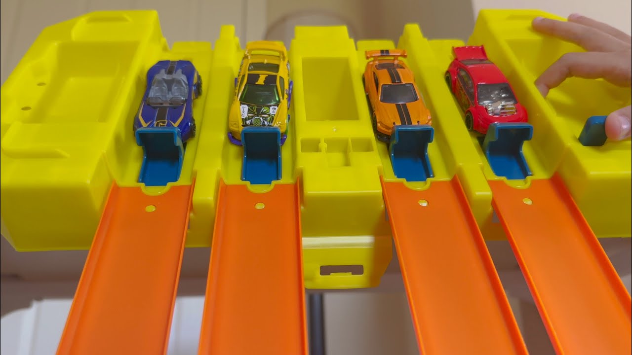 Hotwheels Race Track - Tournament Race from the Kid’s Room Speedway