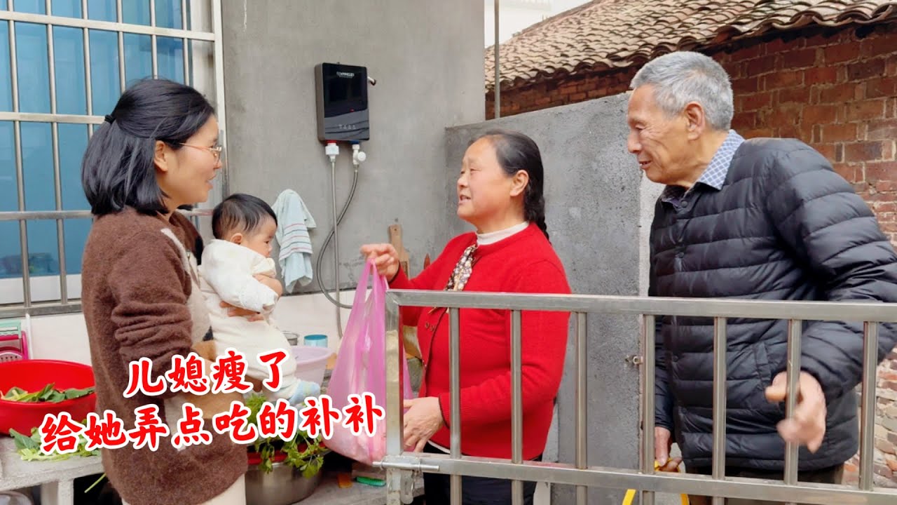 儿媳妇带娃最近瘦了不少，经常睡不好觉，婆婆看在眼里疼在心里