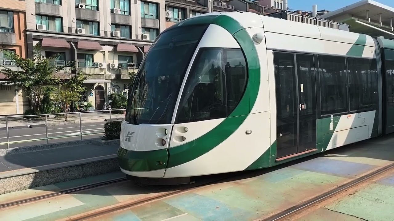 （首拍高雄輕軌）一階列車順行1號線進離站