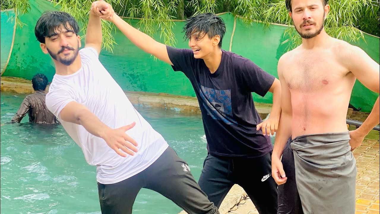 Swimming pool mein challenge wo b thandy pani mein #fouryou #vlog #youtubers