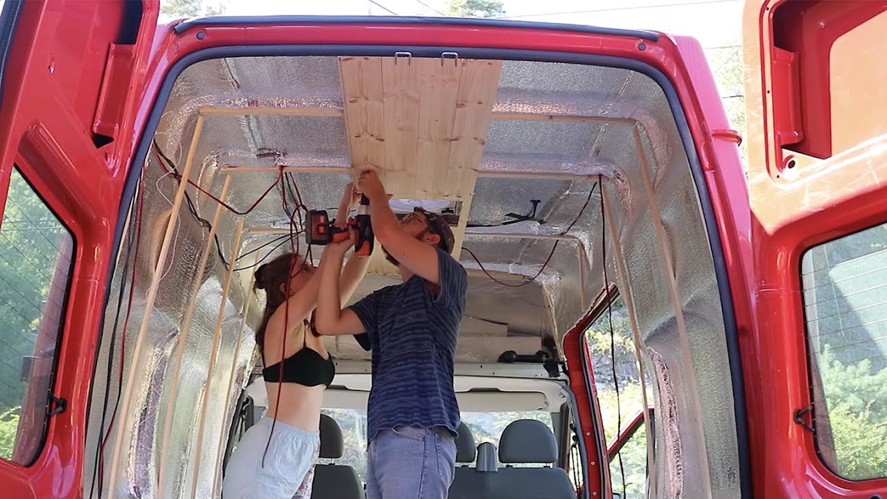 Fra postbil til bobil 🚐 Del 4: Panel, taklys og seng