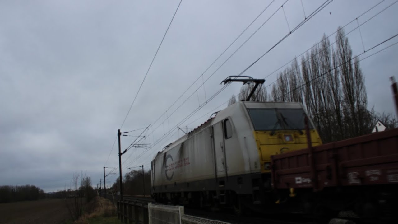 Quelques trains au PN 8 près de Meaux à Villenoy