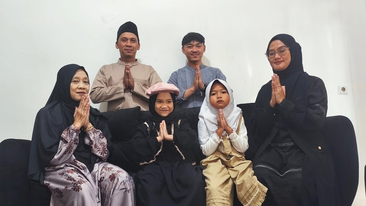 kami keluarga mohon maaf lahir dan batin