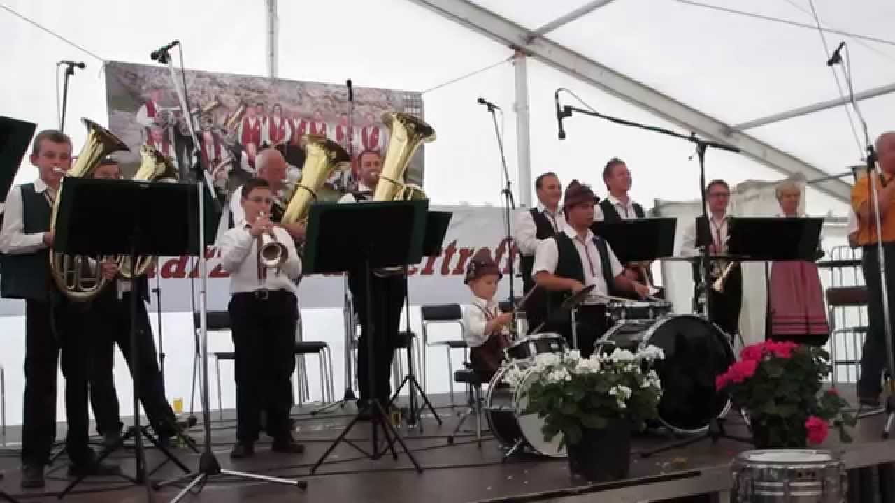 Kleiner und großer Trommler spielen Auf der Vogelwiese mit den Friedataler Musikanten