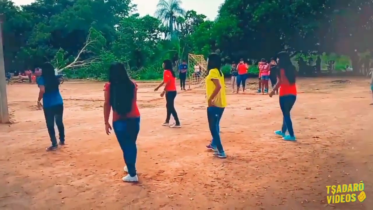 Apresentação na aldeia Três Marias - T.I Parabubure
