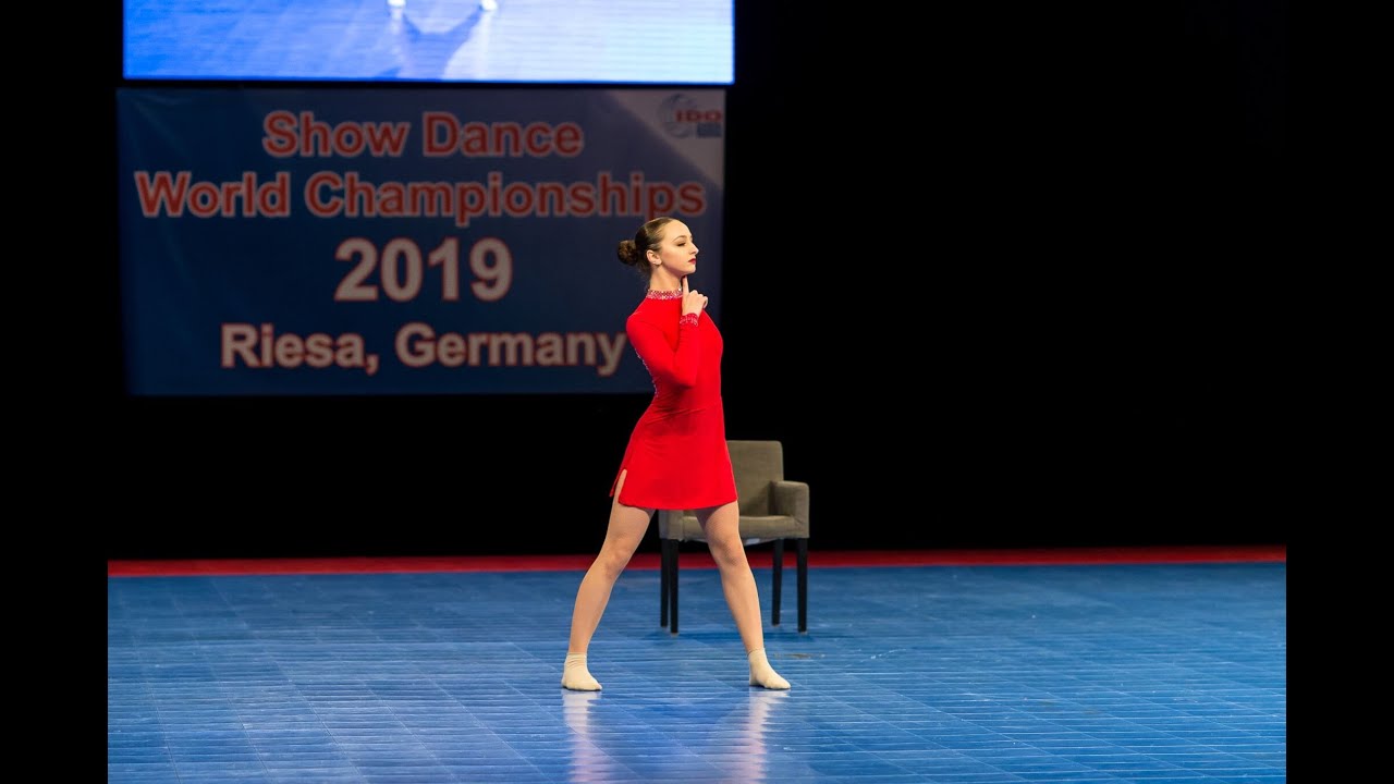 Karolina Lenarcik - 'The Future is Female' - solo show dance Riesa