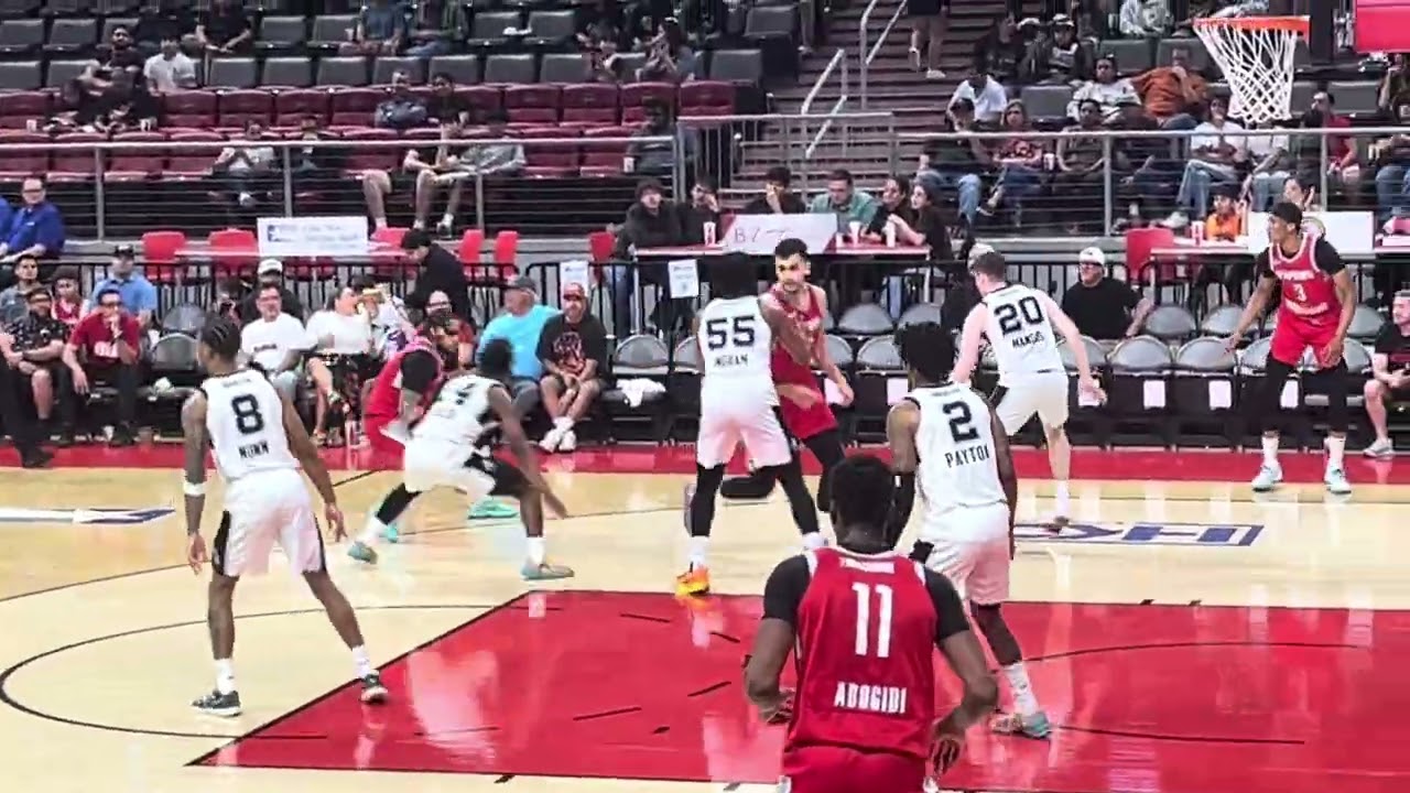 RGV Vipers hit three point shot to end first half against the Austin Spurs.