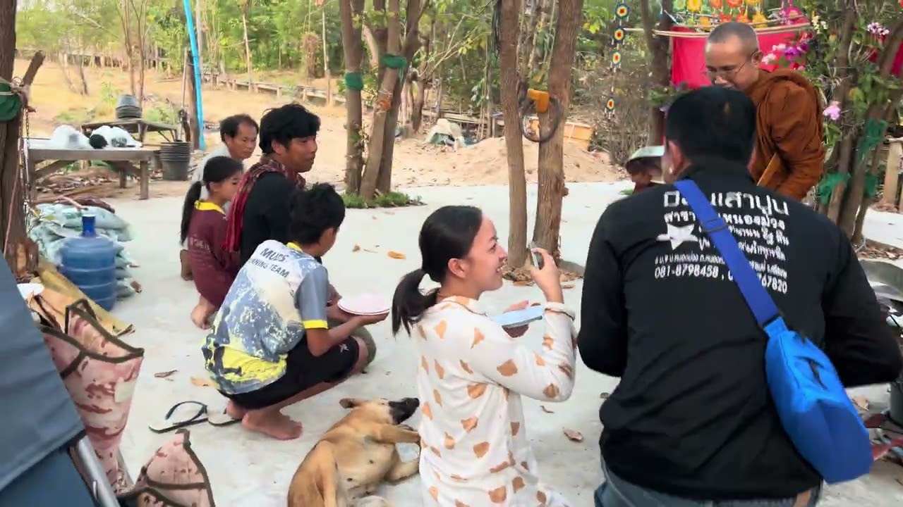 เป็นบุญของบ้านศรีวิไล ได้ใส่บาตรครูบาอาจารย์ อนุโมทนาสาธุนำกันเด้อจ้าธิดาลาว ￼