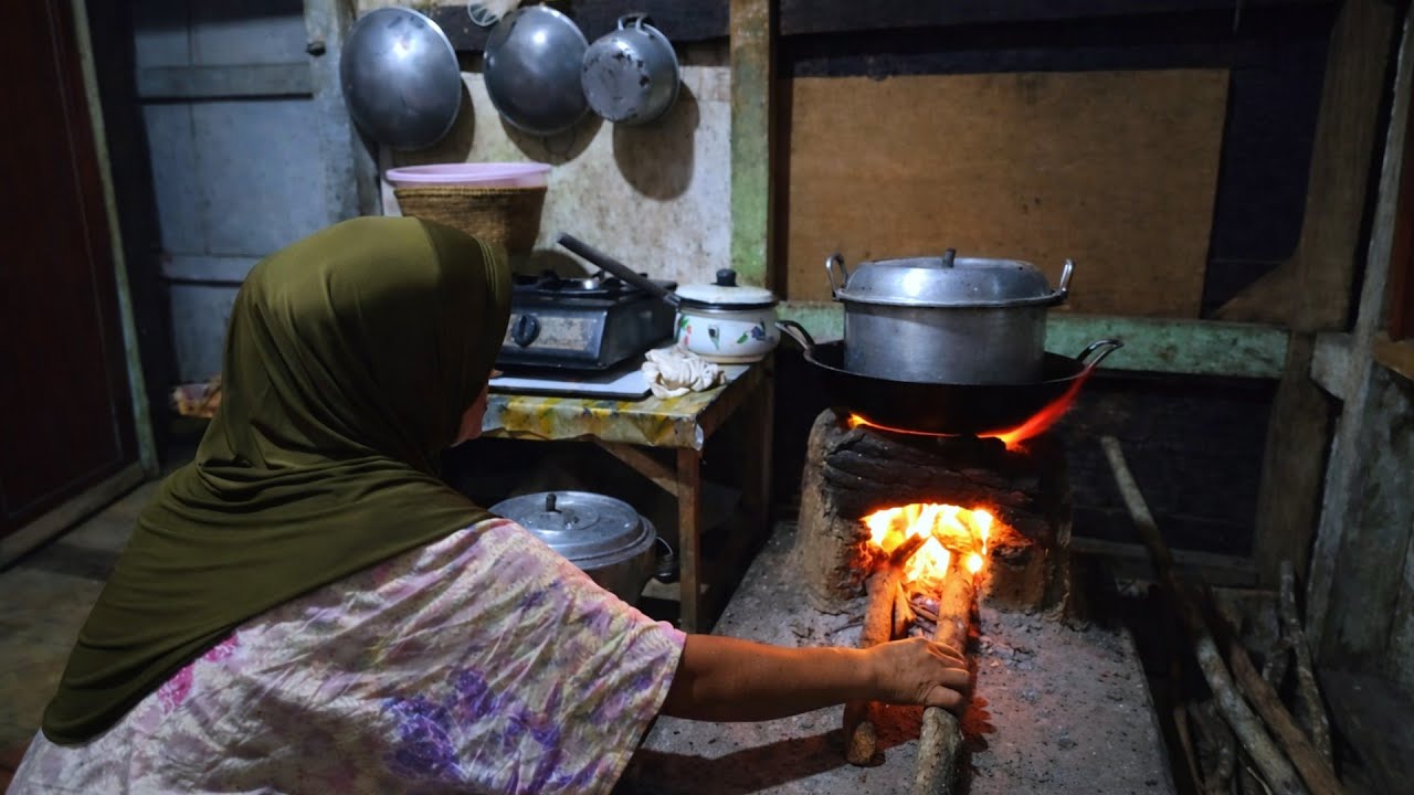 Hangatnya Suasana Subuh di Dapur Kampung Bernostalgia Nuansa Jadul Khas  Pedesaan Jawa Barat