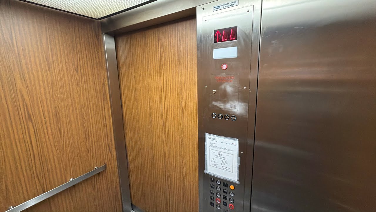 Модифицированный гидравлический лифт Slap On Mod! от компании Dover, расположенный по адресу: 1 P...