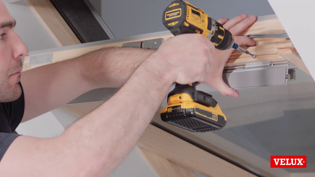 Replacement of ventilation flap on VELUX roof window GLL (V22)