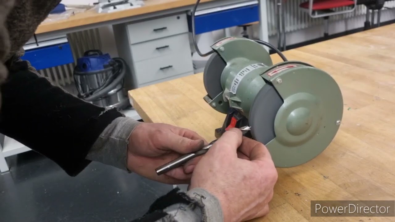 Holzbohrer anschleifen freihand am klapprig en vibrierenden Schleifbock 😉 geht 😉