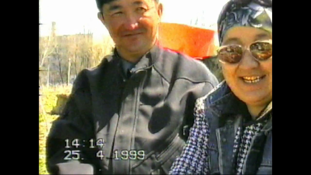 1999жыл. Мәсімғазиевтар  әулеті жеке архив. Отырыс қызықты сәттер.