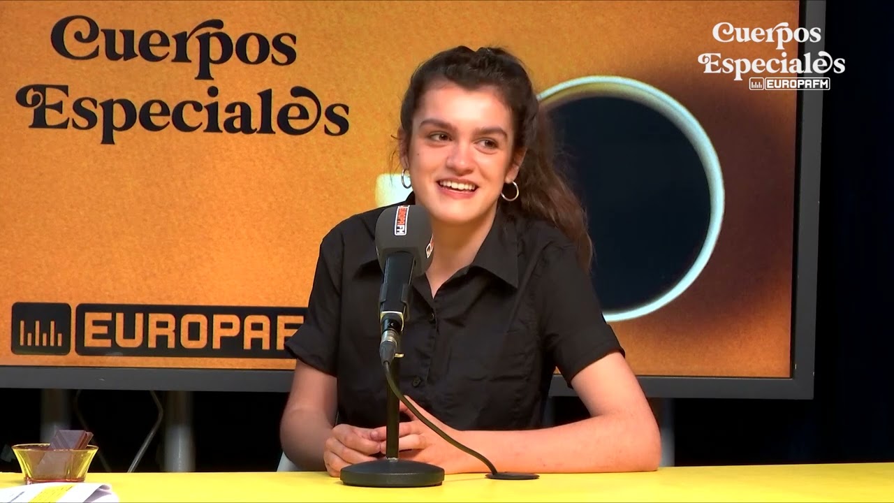 Eva Soriano e Iggy Rubín sellan su amistad con Amaia comiéndose un higo en 'Cuerpos especiales'