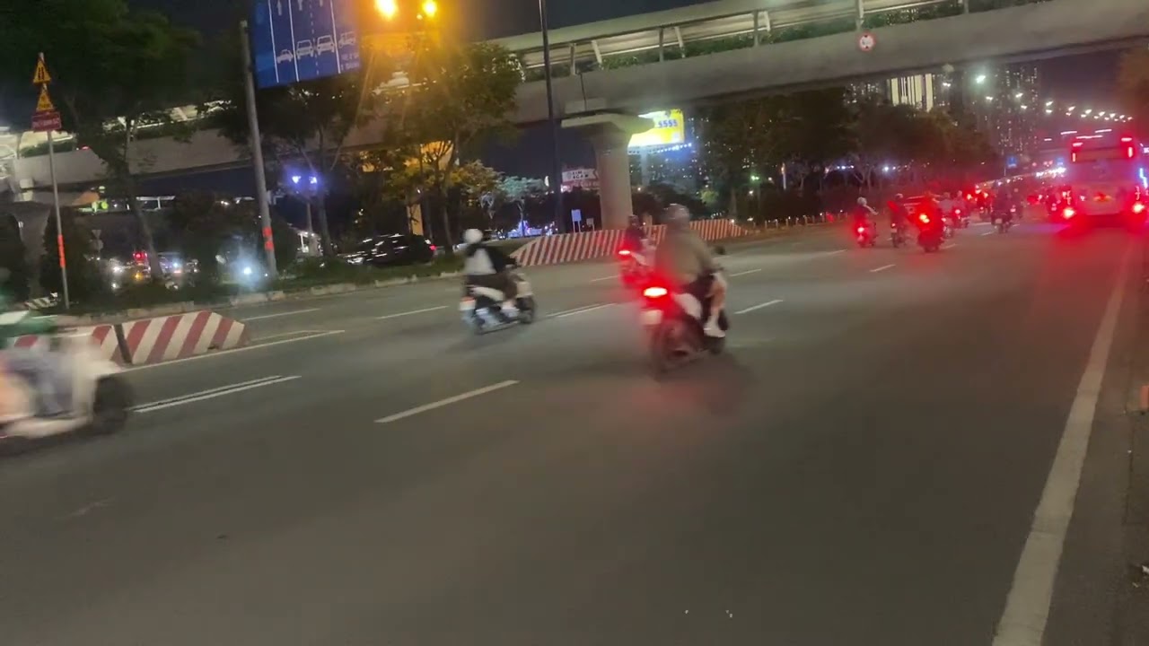 Dạo một vòng ngoài đường khu vực An Phú, Thảo Điền.