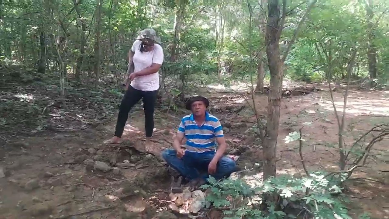 Velho feio quebrando pedra 