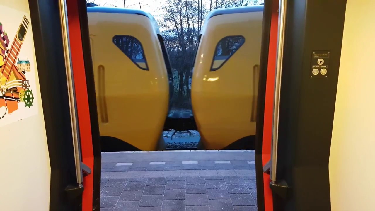 NS DM '90 Buffel dieseltrein op station Heino