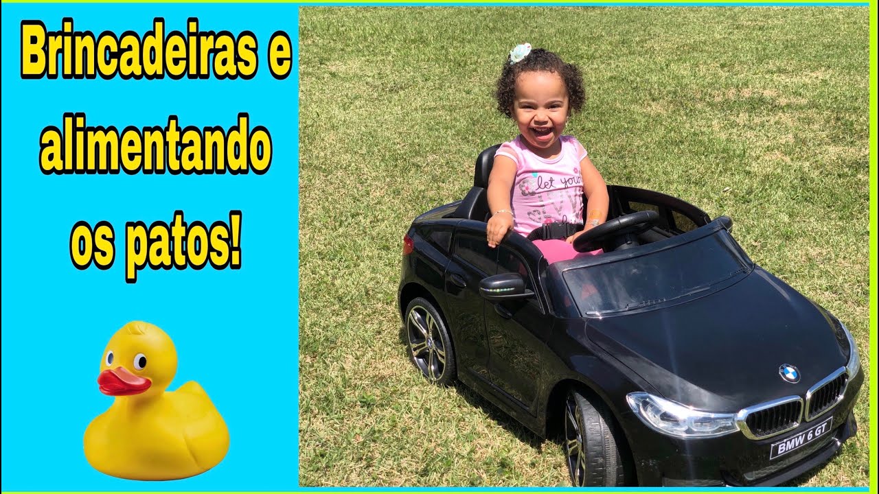 Brincadeiras e alimentando os patos! Playing and feeding the ducks! Helena Kids Show