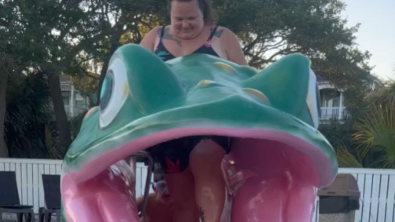 Подводный момент: приключение женщины на горке в виде лягушки || WooGlobe