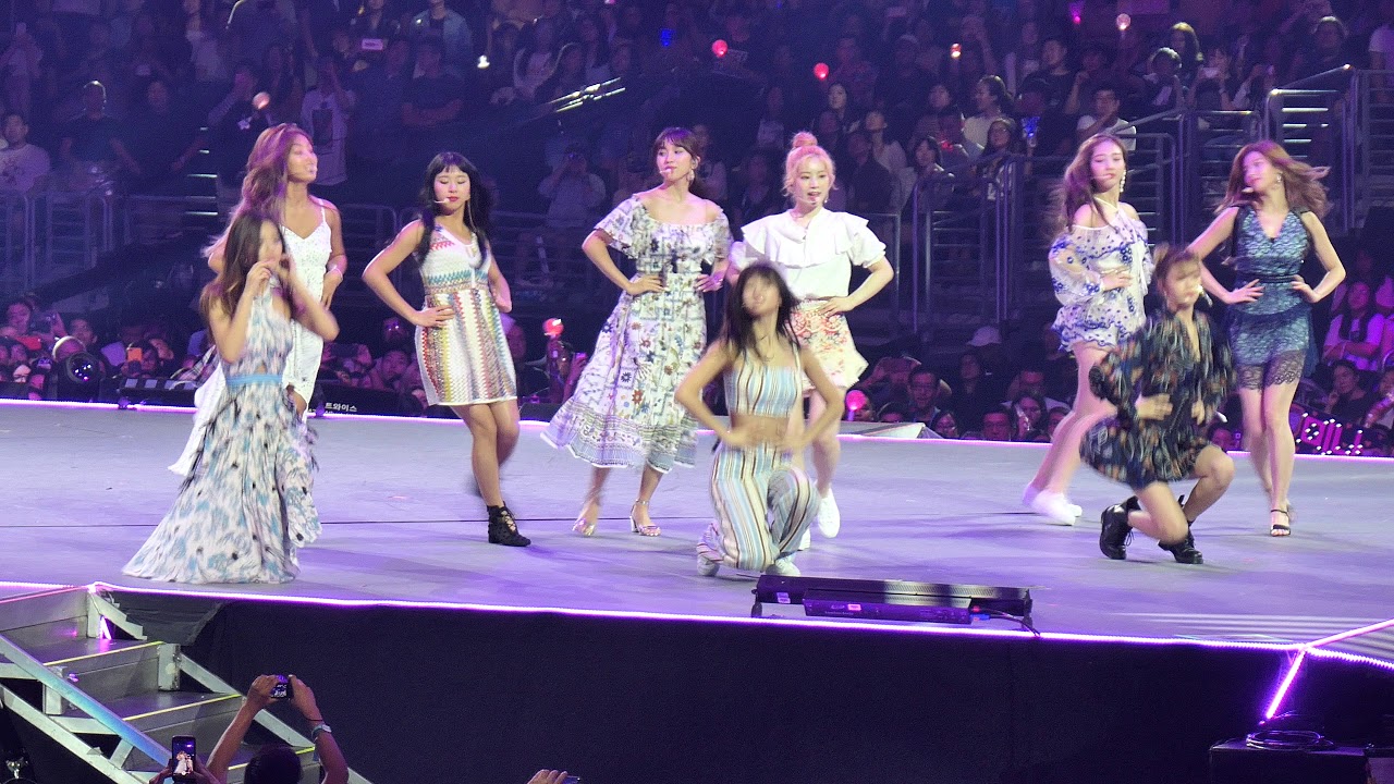 180812 fancam Tzuyu cheer up and Twice what is love Kcon LA 2018