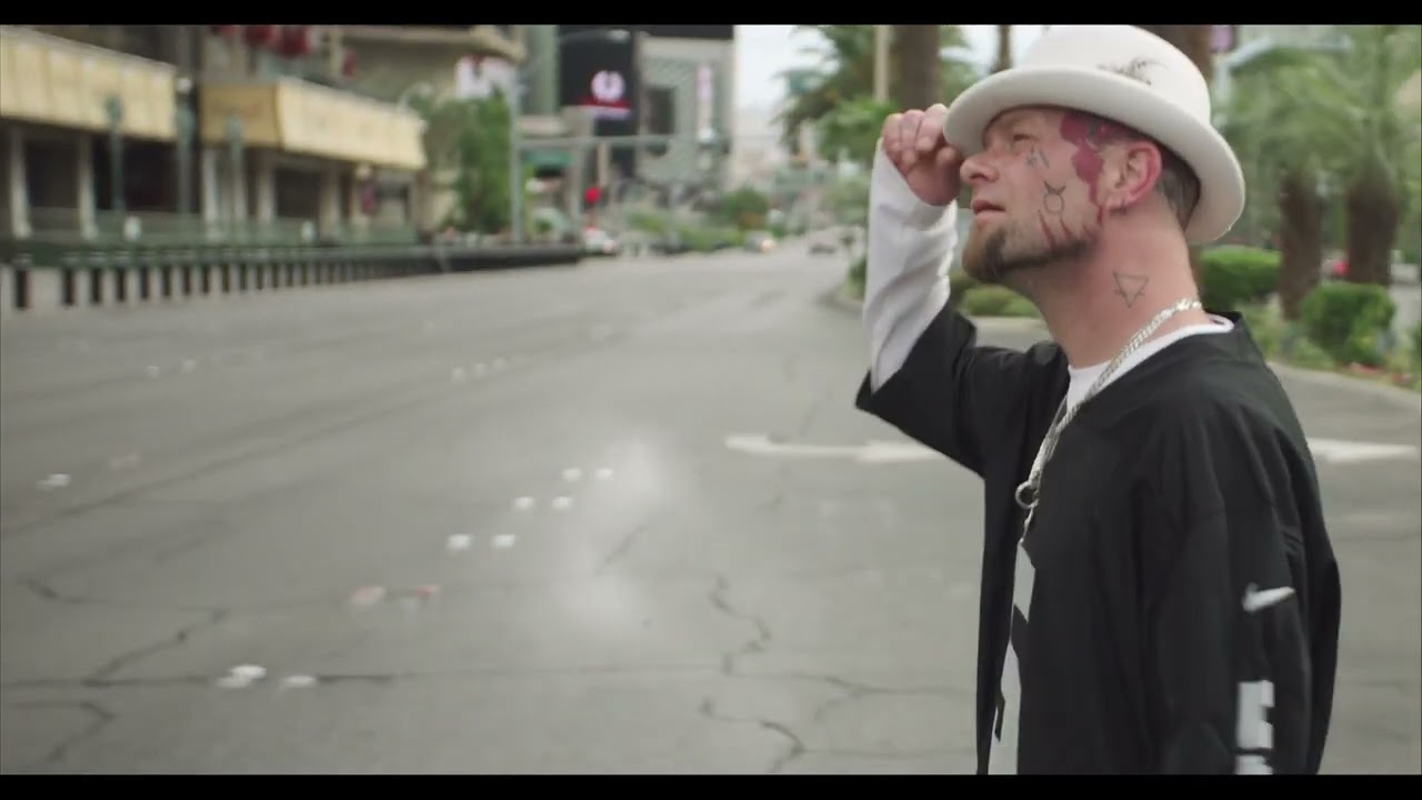 [Sous-titré en Français] Five Finger Death Punch - A Little Bit Off (Vidéo Officielle)
