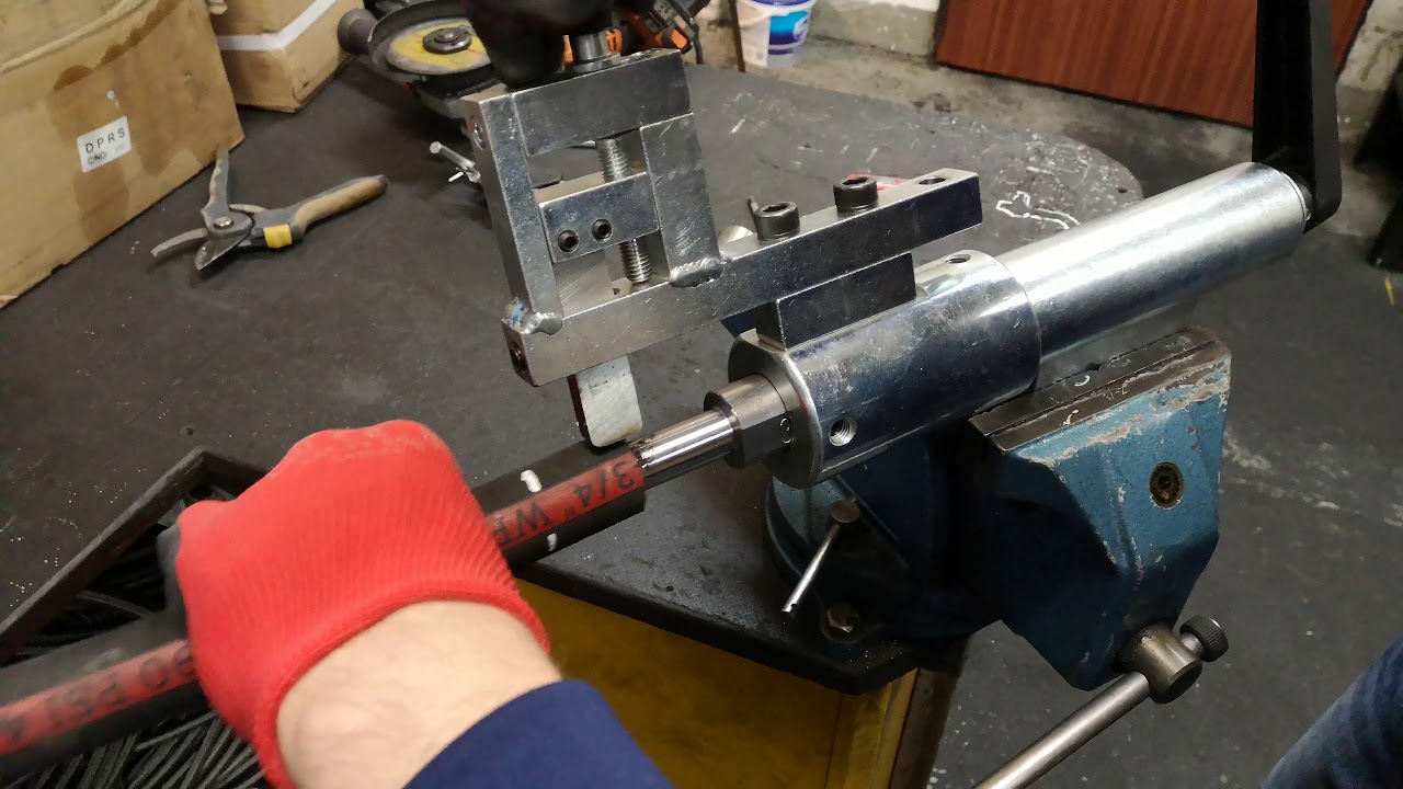 Ręczna skórowarka do węży hydraulicznych z regulacją