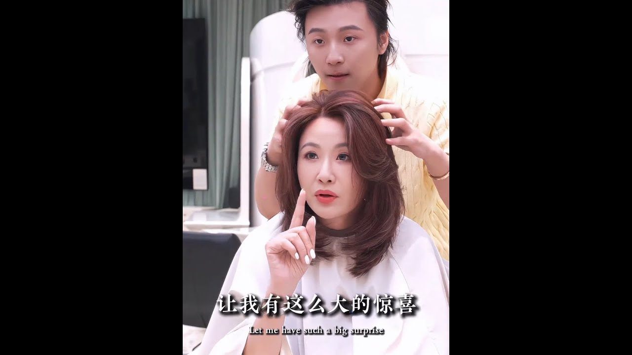 港星张文慈这款发型竟让全网发型师“卷”疯了？！香港明星找上门，直接搬来沙宣剪发大神+烫染顶流组“黄金战队”——先扒头型脸型的“显瘦密码”，外刘海剪到颧骨下3指、内刘海挑3缕最遮肉，连层次拉剪都藏着“越