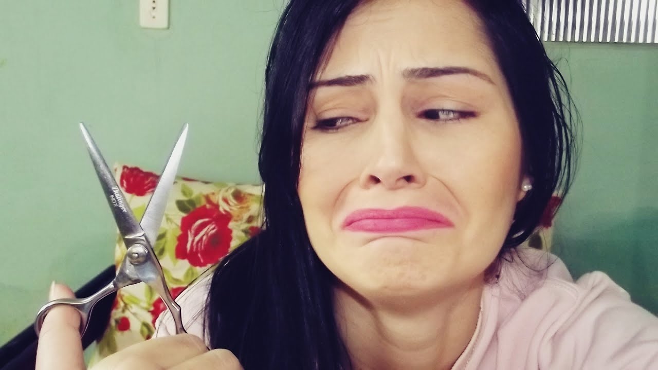 A loca cortando o cabelo em casa (Corte Long Bob)