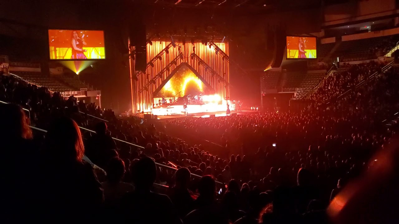Evanescence performance live in St. Louis with Halestorm