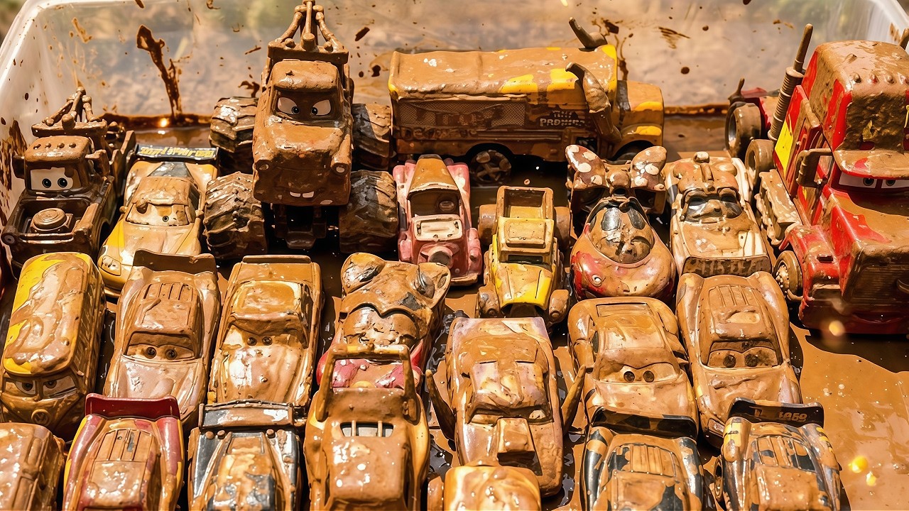 Oh No! Aku Membersihkan Mobil Mobilan Berlumpur, Lightning McQueen, Tow Mater, Helicopter, Truk Mack