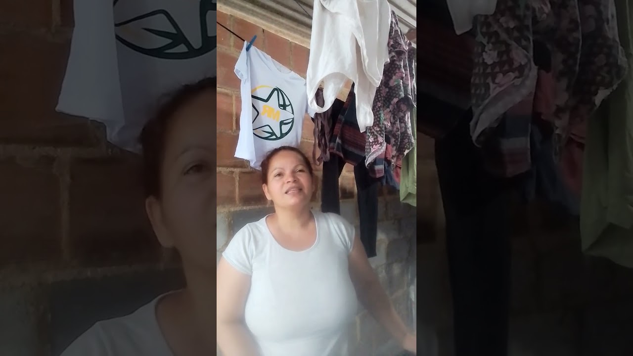 uma Dona de casa em ação, vamos lavar roupas.