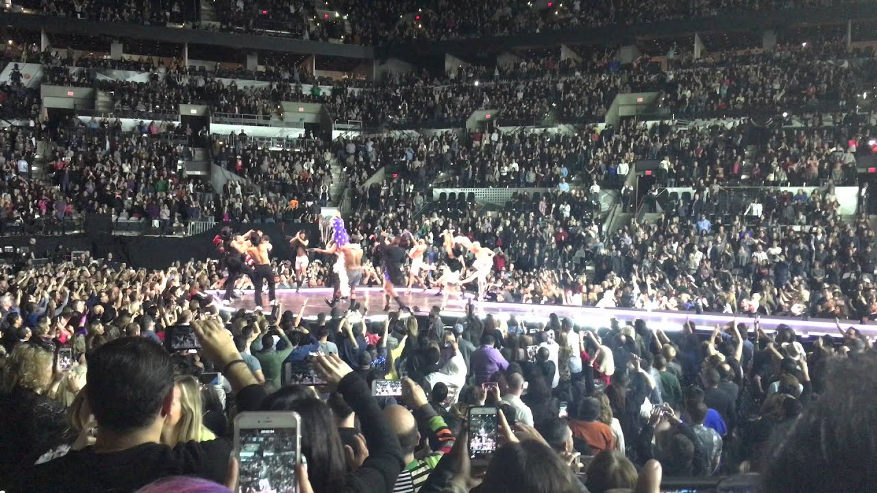 Madonna - Holiday (live at AT&T Center)