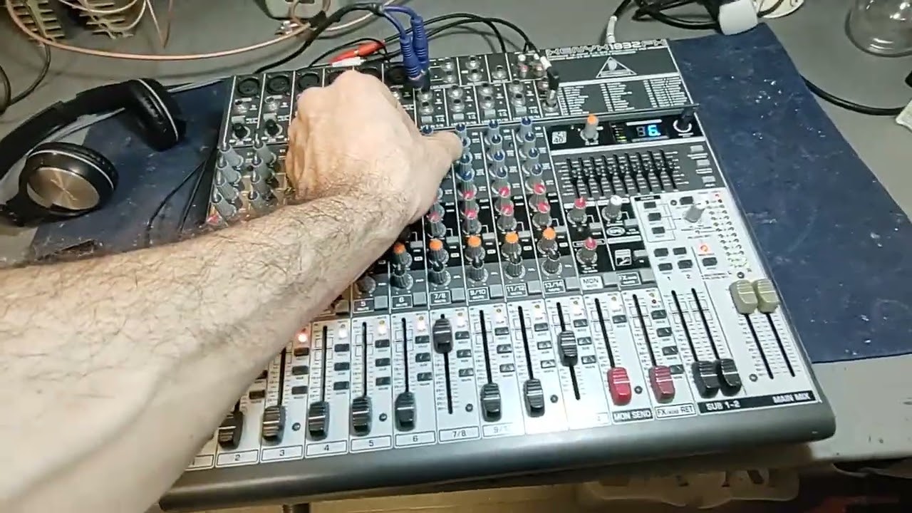 Prueba rápida para cliente/ venta. Mix behringer 1832. (La distorsión es por satuacion mic de celu)