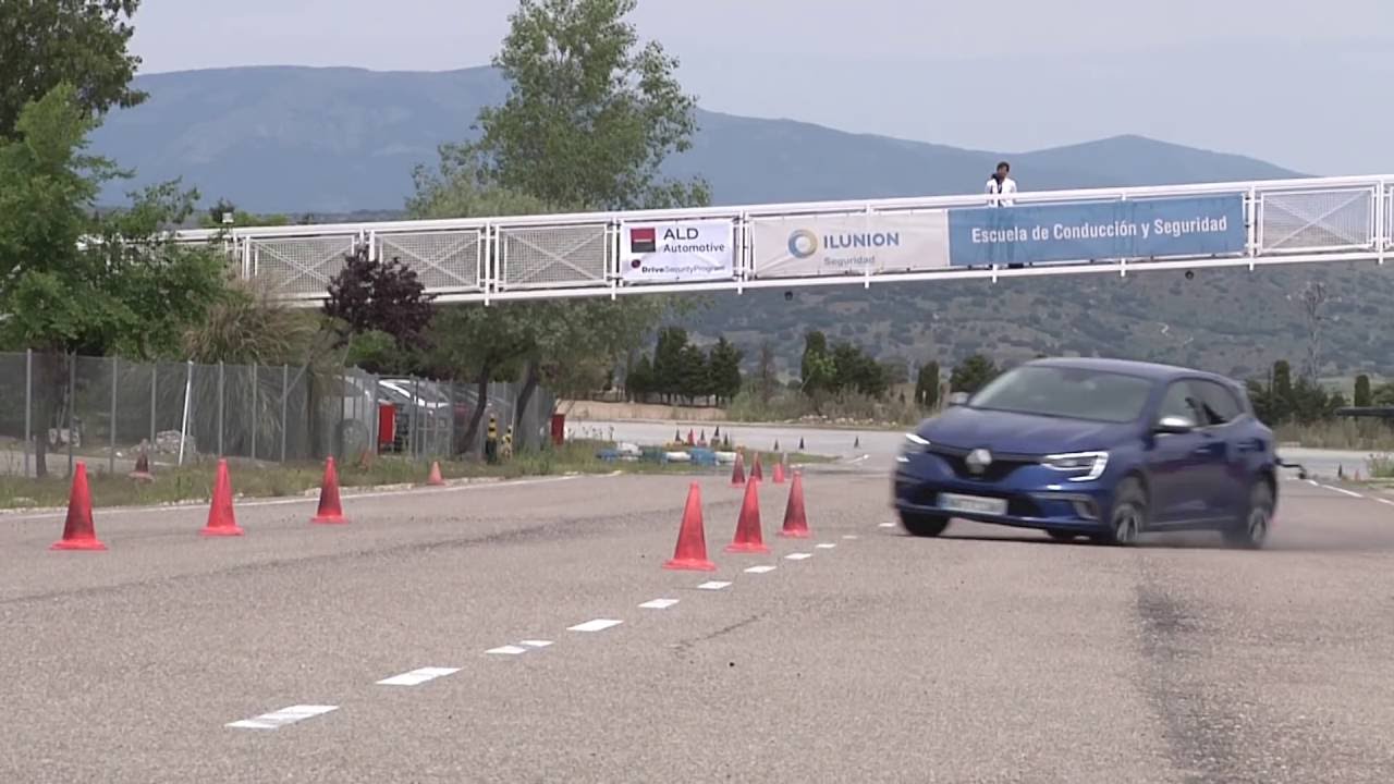 Renault Mégane 5p GT TCe 205 CV. Maniobra de esquiva (moose test) y de eslalon | km77.com