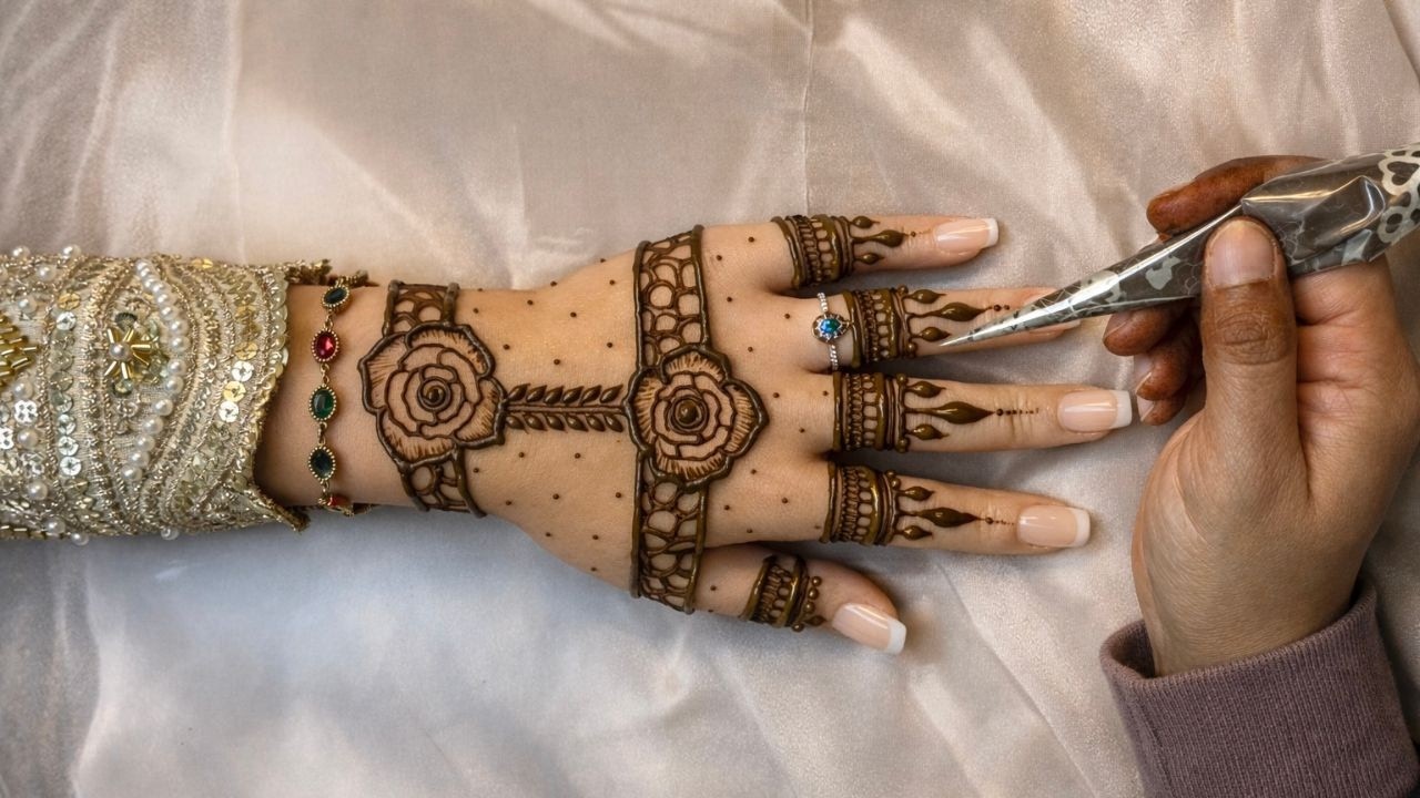 Stylish Simple Henna Design For Back Hand | Easy Henna Design Tutorial #hennabyayshanavaz