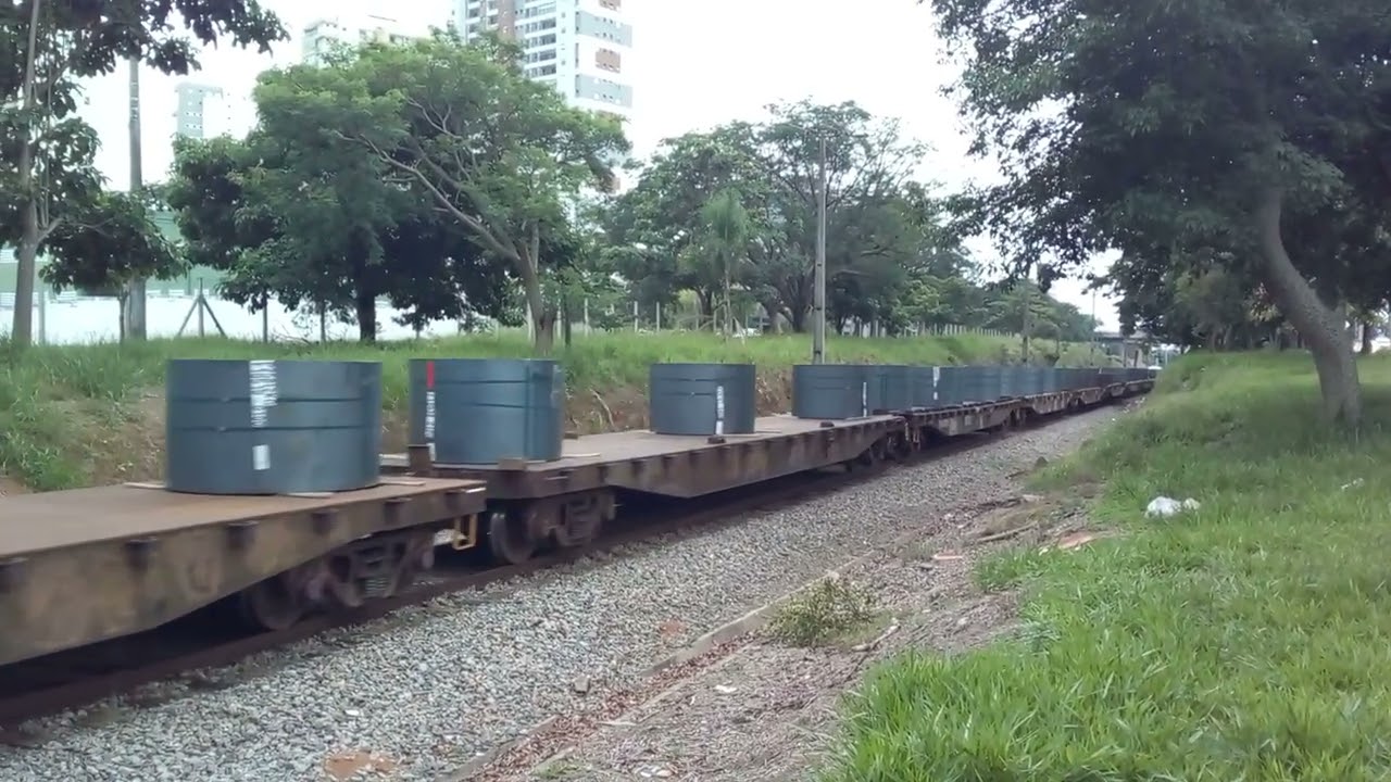 Maquinista gente boa, trem da MRS passando em Taubaté com carga geral com locomotiva AC44I 7274-8.
