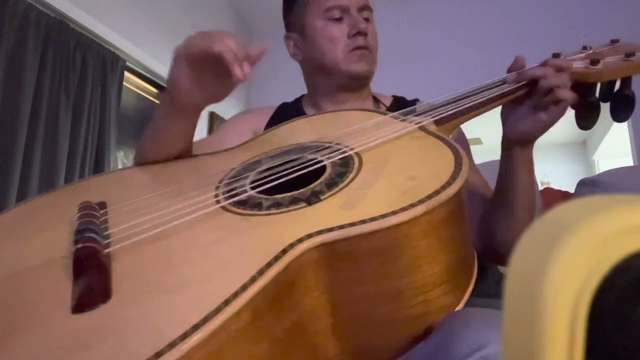 Polka bajo el cielo de chihuahua con guitarrón