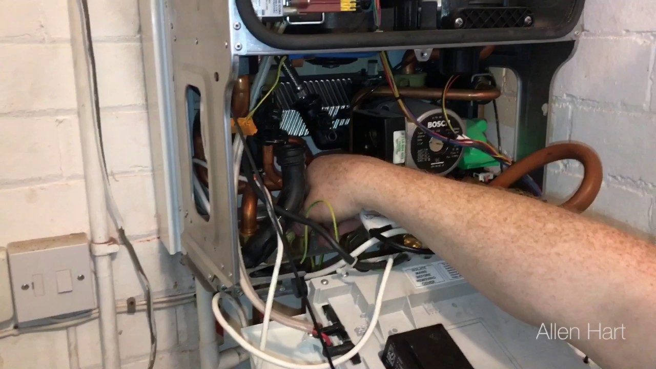Утечка в комбинированном котле Bosch Worcester. Ремонт газового котла в Лидсе.