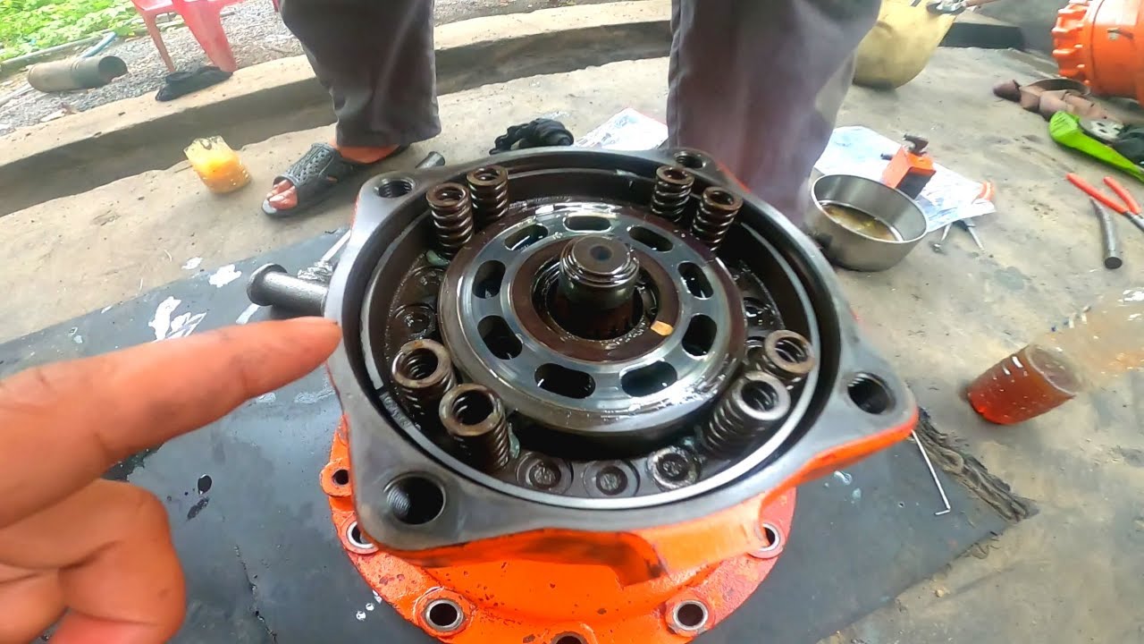 Quay toa bị trôi _xe cuốc bị trôi -kenh anh thợ máy quay chi tiết.