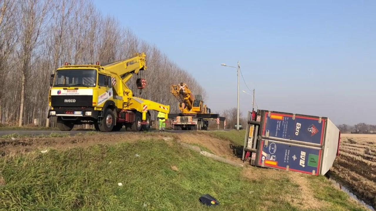 Camion di surgelati uscito di strada sulla Vigevano - Mortara, il recupero del mezzo